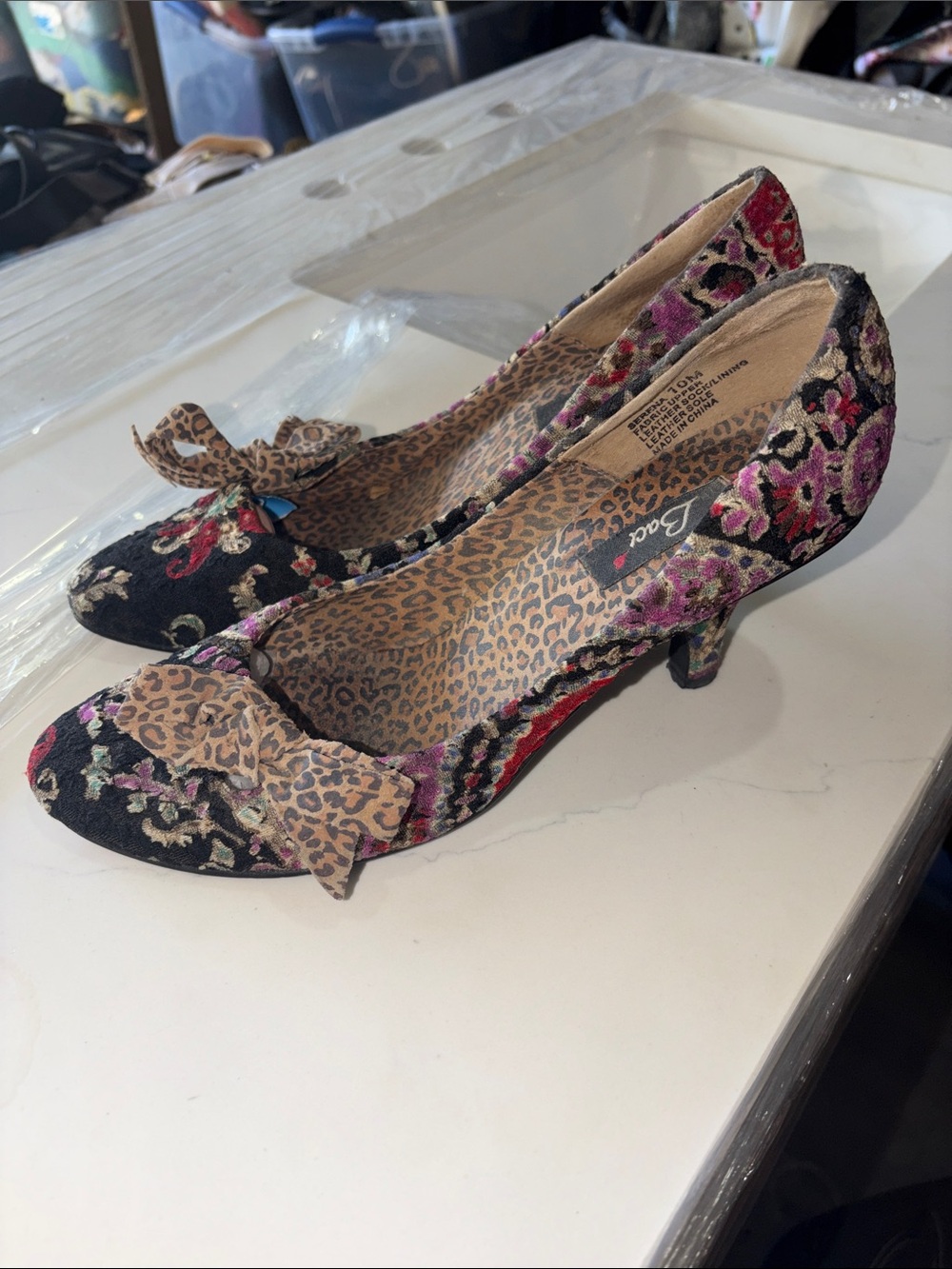 Poetic bloci 10US Black Pumps with Pink Floral Embroidery and Leopard Bow